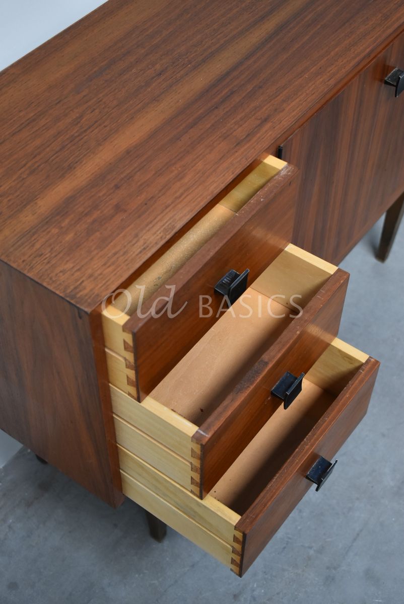 Detail van Vintage dressoir, bruin, materiaal hout